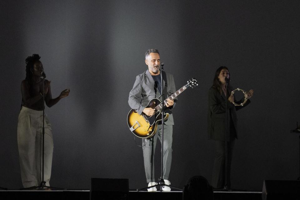 El cantante uruguayo Jorge Drexler llega en concierto al Ford Theatre.