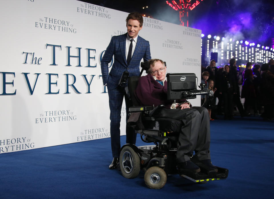 <p>2014 wurde sein Leben verfilmt. In dem Biopic „Die Entdeckung der Unendlichkeit“ verkörperte ihn der britische Schauspieler Eddie Redmayne. (Bild: Joel Ryan/Invision/AP) </p>