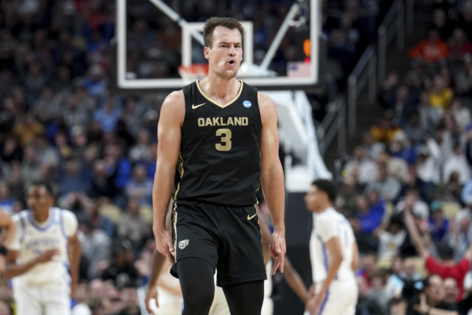 Oakland's Jack Gohlke (3) reacts after hitting a 3-point shot against Kentucky during the second half of a college basketball game in the first round of the men's NCAA tournament Thursday, March 21, 2024, in Pittsburgh. (AP Photo/Matt Freed)