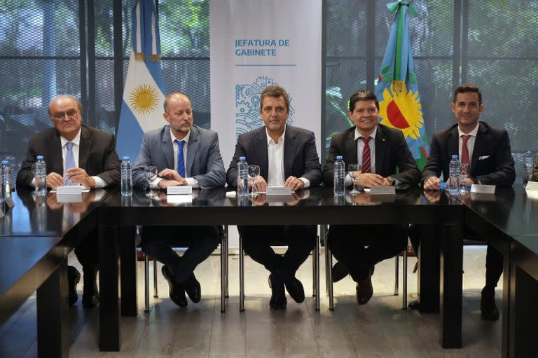 (de izq. a der)  El secretario de Industria y Desarrollo Productivo de la Nación, José Ignacio de Mendiguren; el jefe de Gabinete de la provincia de Buenos Aires, Martín Insaurralde; el ministro de Economía Sergio Massa; el titular de la CAME, Alfredo González; y el secretario de Comercio Interior, Matías Tombolini