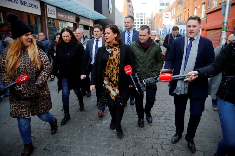 La líder del Sinn Fein, Mary Lou McDonald, habla a los medios de comunicación mientras hace campaña, en Dublín, Irlanda 6 de febrero de 2020