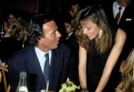 Ana Obregón cumple 65 años, más de seis décadas en las que se ha codeado con numerosas <em>celebrities.</em> Con Julio Iglesias tiene una gran amistad, ya que la actriz incluso se instaló en casa del cantante en Los Ángeles cuando inició su carrera artística. En esta imagen ambos posan en Nueva York en 1984. (Foto: PL Gould / Getty Images)