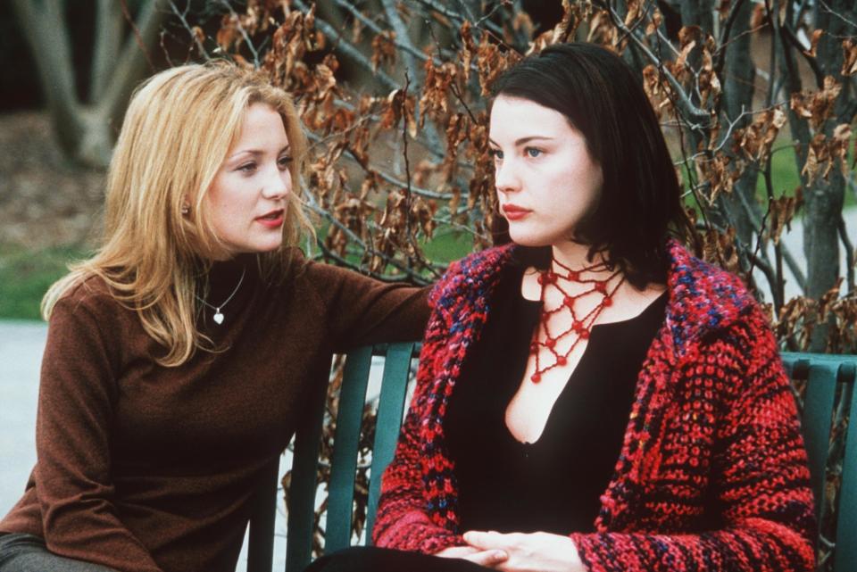 Kate Hudson and Liv TYler act together in a scene from "Dr. T & the Women"