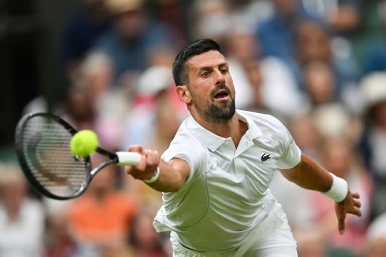 Le numéro 2 mondial de tennis, le Serbe Novak Djokovic lors de sa victoire tout en maîtrise face au Tchèque Vit Kopriva au premier tour du tournoi de Wimbledon, le 2 juillet 2024 à Londres (ANDREJ ISAKOVIC)
