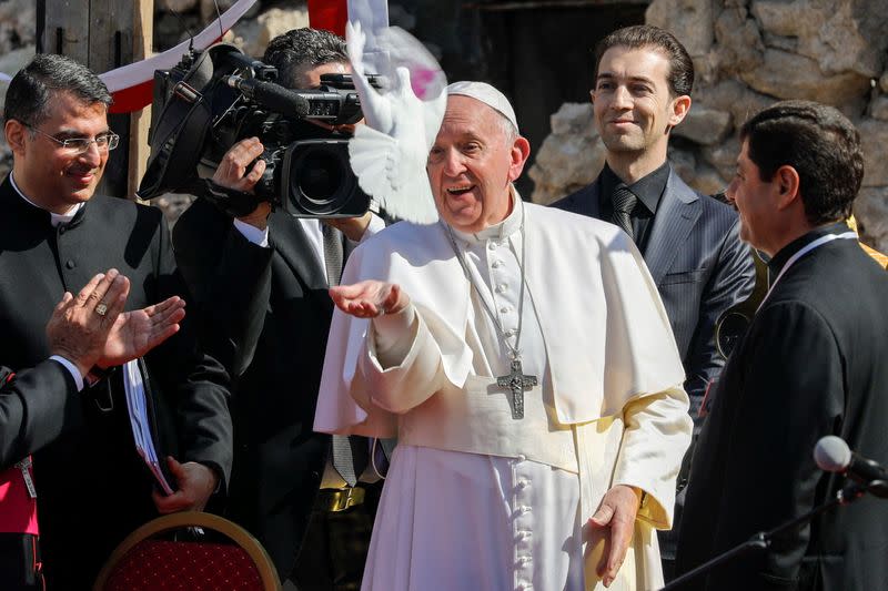 El Papa Francisco suelta una paloma en 'Hosh al-Bieaa', la Plaza de la Iglesia, en la ciudad vieja de Mosul, Irak.