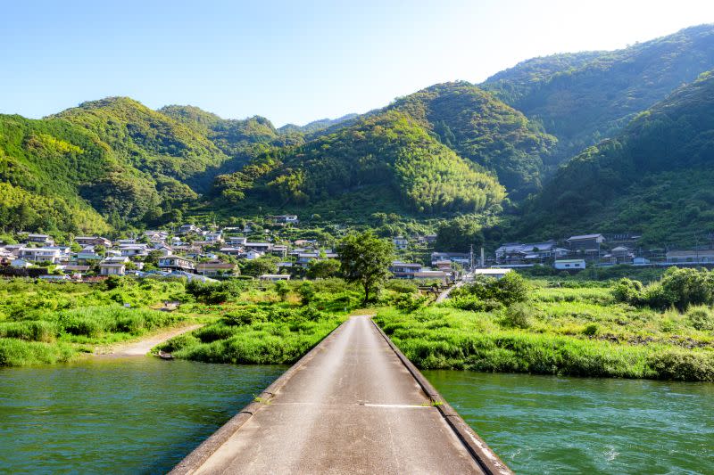 ▲日本知高線為影劇取材熱門地點，超人氣動畫《龍與雀斑公主》舞台參考「淺尾沈下橋」。（圖／高知縣國際觀光課提供）