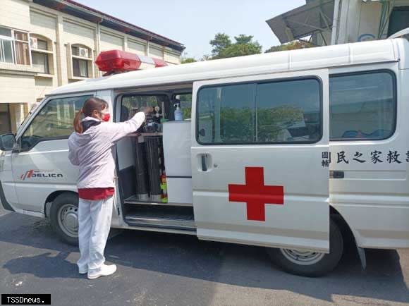 榮家配合縣府衛生局辦理年度救護車普查作業，緊急狀況時可以提供住民長輩最佳醫療服務。（記者方一成攝）