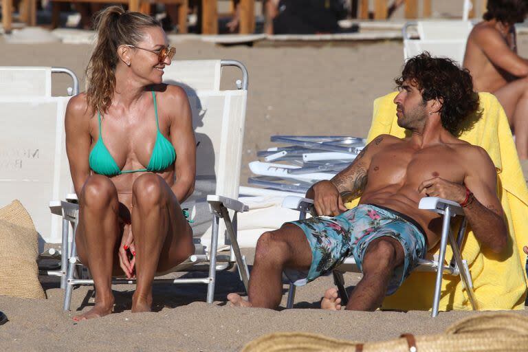 Andrea Bursten y Cochito Lopez se dejaron ver juntos y muy sonrientes en las playas de Punta del Este