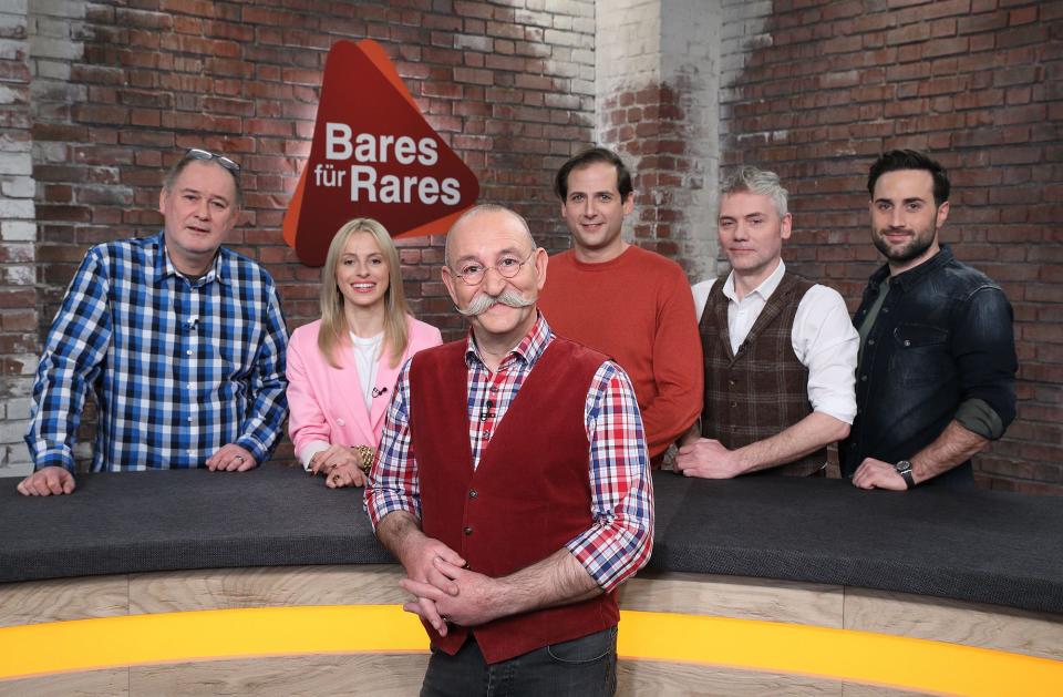 Die Trödelshow "Bares für Rares" ist seit Jahren bei den Zuschauern beliebt. Im Bild: Moderator Horst Lichter (vorne) und die Händler Walter "Waldi" Lehnertz, Dr. Elisabeth "Lisa" Nüdling, Julian Schmitz-Avila, Christian Vechtel und David Suppes (von links nach rechts) - Bild: ZDF und Frank W. Hempel