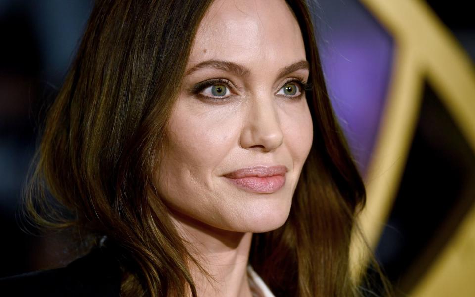 Als "Lara Croft" wurde Angelina Jolie nicht nur zum Superstar, die Schauspielerin lernte bei den Dreharbeiten auch eine ganz besondere Fähigkeit. Was das war und welche Stars sonst noch verborgene (sportliche) Talente besitzen, zeigt die Galerie. (Bild: Gareth Cattermole/Getty Images for Disney)