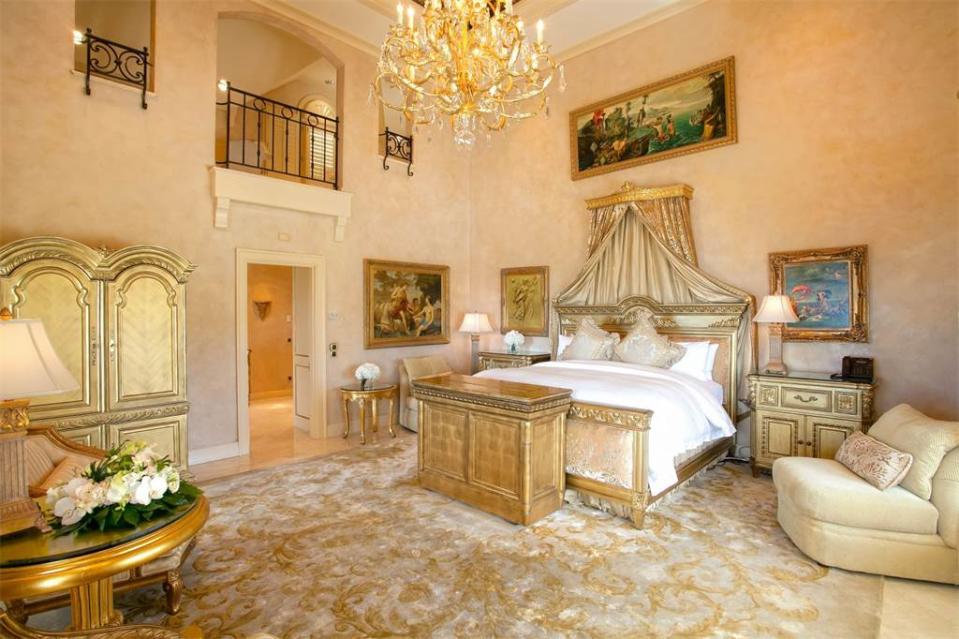 <p>L’une des 5 suites (côté océan) équipées d’un lit king-size, d’une salle de bain et d’un dressing privé. (Photo : Sotheby’s International Realty) </p>