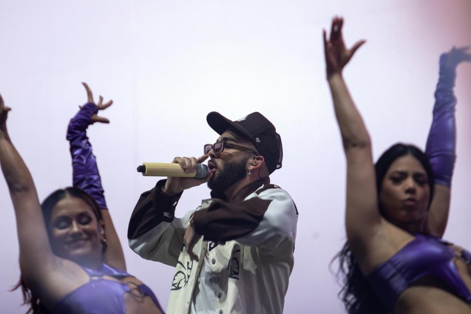 El cantante colombiano Manuel Turizo durante su concierto en el Coca-Cola Flow Fest de la Ciudad de México el domingo 26 de noviembre de 2023. (Foto AP/Alejandro Godínez)