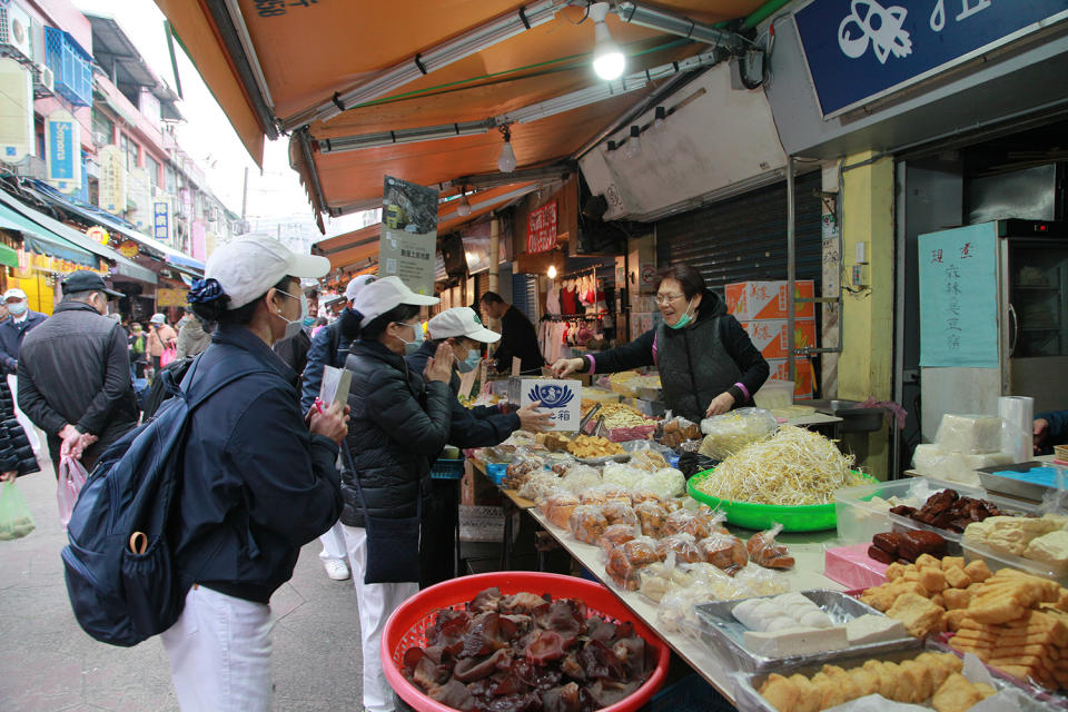 菜市場店家老板反映熱烈，看到慈濟志工馬上將捐款投入愛心捐款。