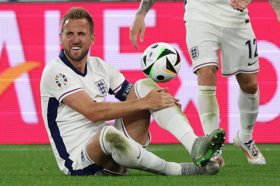 Harry Kane tuvo problemas contra Serbia, aunque se estrelló contra el larguero (AFP)