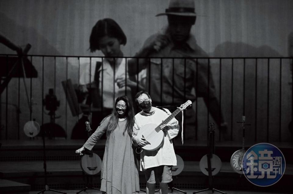 今年是戀戀風塵獲得南特影展最佳配樂獎35週年。《戀戀35》演唱會彩排時，許景淳（左）與陳明章（右）在舞台上擺出電影海報的模樣。