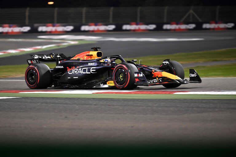 Imperial en la pista: Max Verstappen se impuso con una ventaja de 22 segundos sobre su compañero Sergio Checo Pérez; el tricampeón es cauteloso con los mensajes sobre las turbulencias en Red Bull Racing y el futuro en la escudería