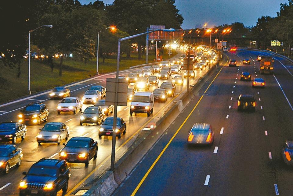 紐約市警稱，於去年年末在皇后區長島高速路、導致一致命翻車車禍的21歲華男，於6日被捕，並被控非預謀殺人等七項罪名。圖為長島高速路。（記者許振輝／攝影）