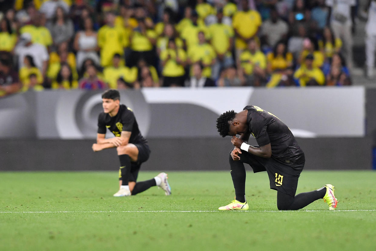 L’attaquant brésilien Vinicius Junior (à droite) avant le début du match amical Brésil-Guinée, disputé à Barcelone, le 17 juin 2023.