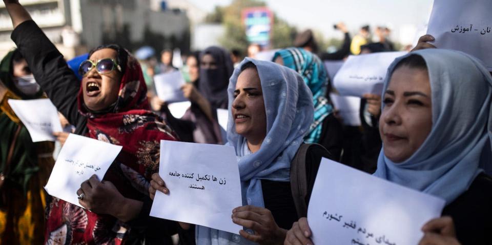 Mujeres afganas gritan durante una protesta en Kabul, Afganistán, en octubre de 2021. (AP Photo/Ahmad Halabisaz)