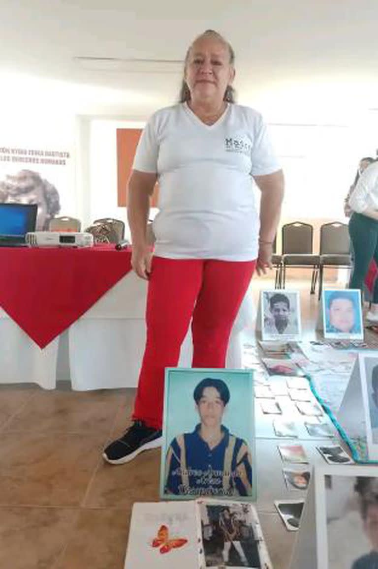 Himelda Ariza durante un evento con las fotografías de su hijo Andrés Armando Ariza, desaparecido en 2002