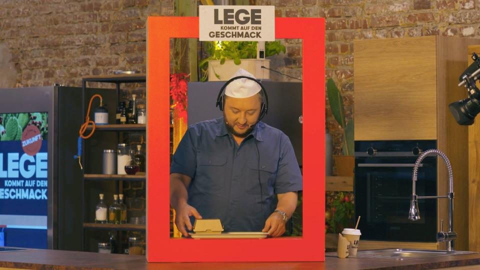 Ihre Bestellung, bitte? Sebastian Lege kocht ein sehr spezielles Fast-Food-Menü. Werden die Testesser seine schräge Zutaten-Liste akzeptieren? (Bild: RTL)