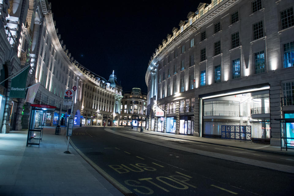 Regent Street, en Londres (Reino Unido), vacía durante la noche del 24 de marzo. (Foto: Ollie Millington / Getty Images).