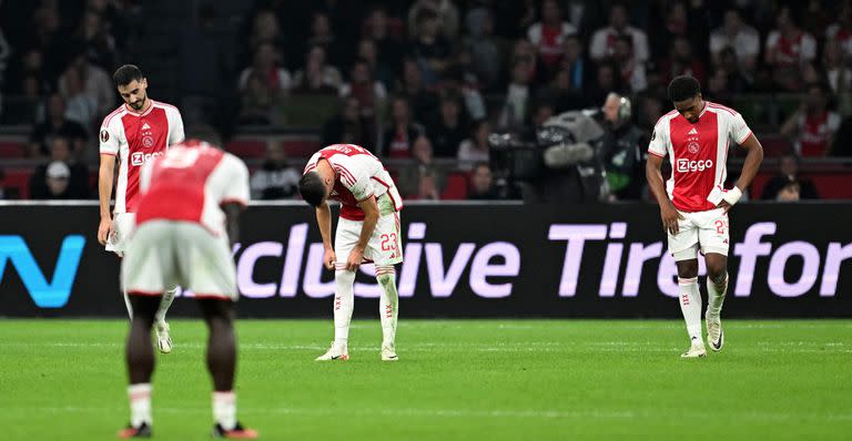 Cabezas gachas y gestos apesadumbrados en los futbolistas de Ajax, que no encuentran las soluciones para sacar al equipo adelante