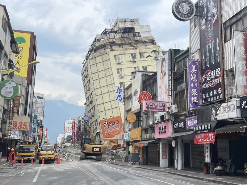 花蓮富凱大飯店因凌晨地震傾倒須拆除，23日下午進行填土，由於飯店位在市中心，路幅不寬，周邊鄰房很多，拆除環境受限，原則採24小時拆除方式，仍要考慮對周邊民眾生活的影響。（中央社）