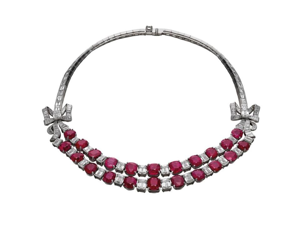 Lisa配戴Heritage典藏系列頂級紅寶石與鑽石項鍊。（BVLGARI提供）