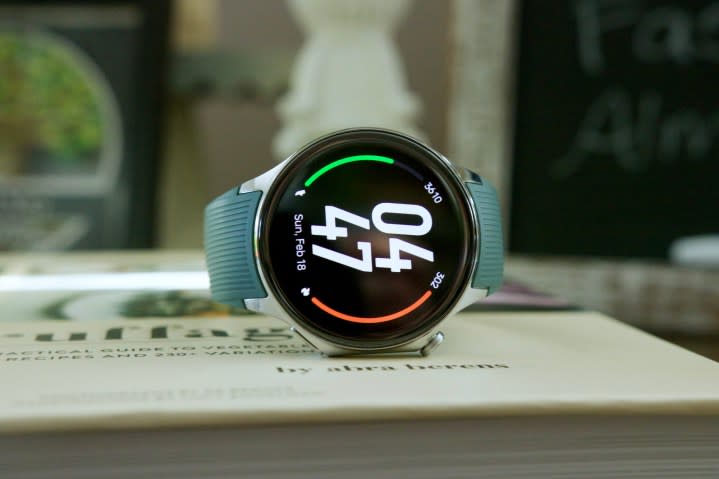 OnePlus Watch 2 steso su un lato su un libro.