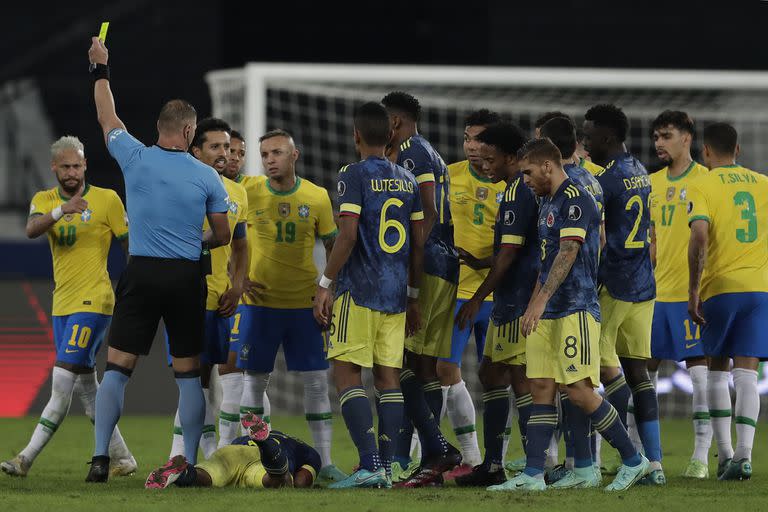 Nestor Pitana despertó una enorme polémica por su arbitraje en Brasil-Colombia