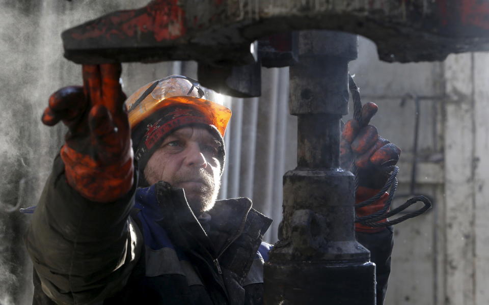 Centrica gas An employee works on a drilling rig at a Rosneft-owned oil field outside the West Siberian city of Nizhnevartovsk, Russia, January 26, 2016. To match story RUSSIA-OIL/TAXES  REUTERS/Sergei Karpukhin