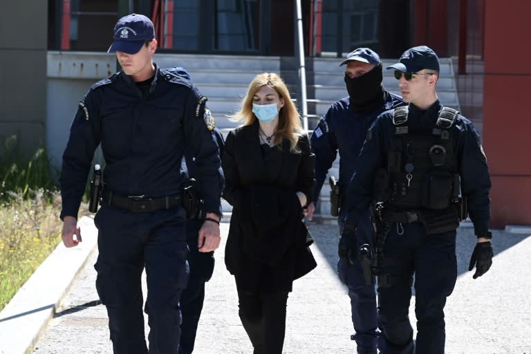 Roula Pispirigou (C), escortée à son procès pour infanticide à Athènes, le 29 mars 2024 (Aris MESSINIS)