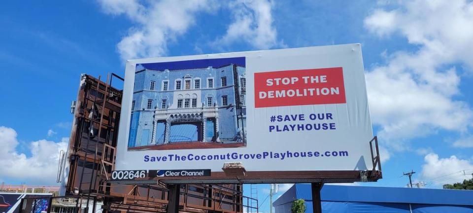 Un grupo de residentes de Coconut Grove pagó una valla publicitaria a lo largo de la U.S. 1, buscando preservar el Coconut Grove Playhouse.
