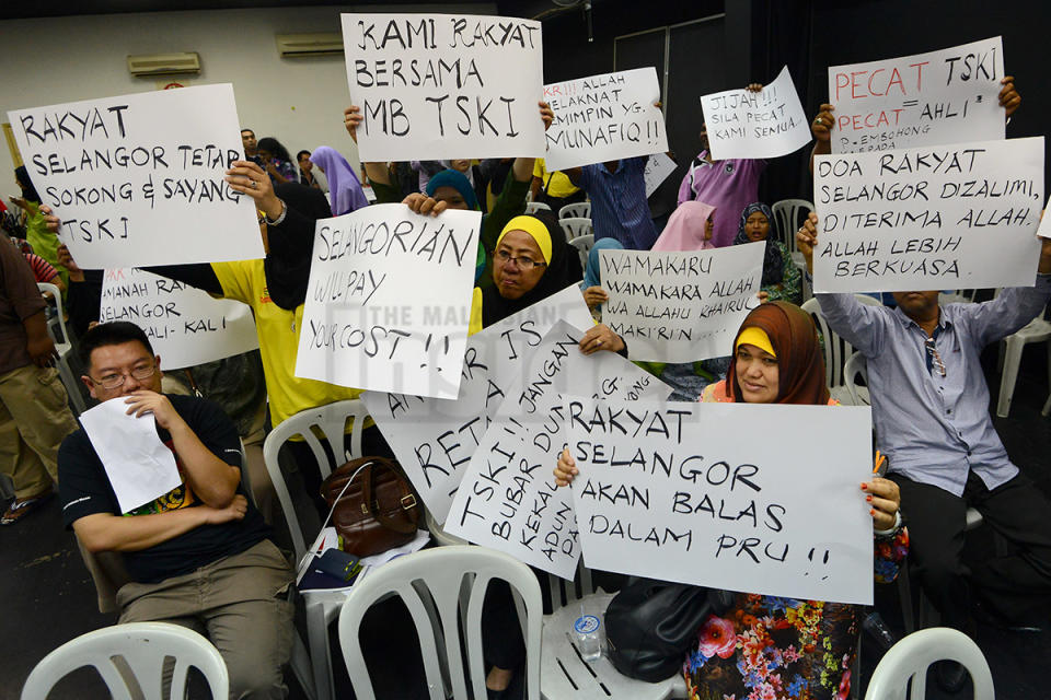 A section of the floor Supporters of Selangor MB Tan Sri Khalid Ibrahim, who was sacked as PKR member yesterday, hold pro-Khalid placards, at a forum held by a youth group, last night. – The Malaysian Insider pic by Hasnoor Hussain, August 10, 2014.
