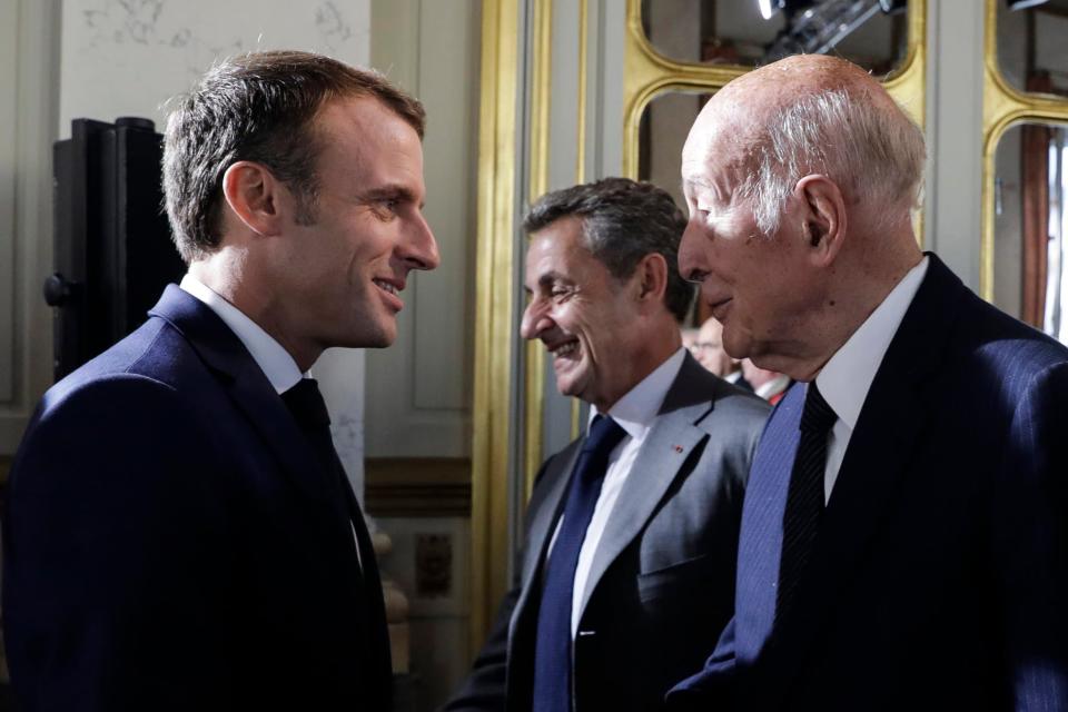 Emmanuel Macron salue Valéry Giscard d'Estaing lors d'une réunion au Conseil constitutionnel, le 4 octobre 2018 à Paris. - Thomas SAMSON / POOL / AFP