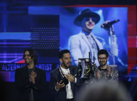 2017 American Music Awards – Show – Los Angeles, California, U.S., 19/11/2017 – (L-R) Rob Bourdon, Mike Shinoda, and Brad Delson of music group Linkin Park accept the Favorite Artist - Alternative Rock award. REUTERS/Mario Anzuoni