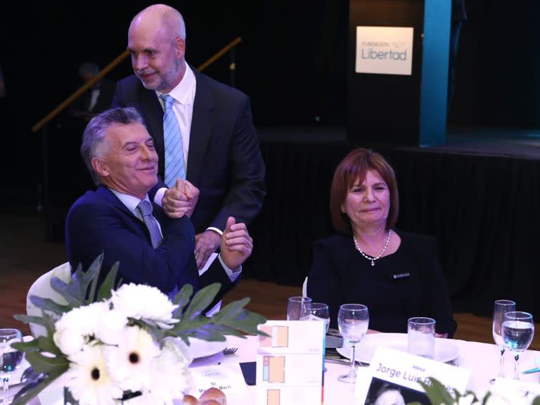 Horacio Rodríguez Larreta saluda a Mauricio Macri en una cena de la Fundación Libertad
