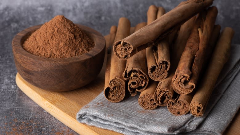 cinnamon sticks and ground cinnamon