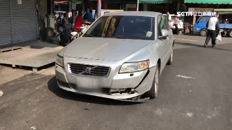 肇事車輛停在路中央。