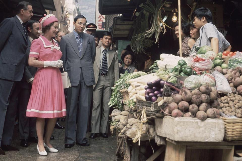 英女王 1975 年訪港時，曾經到訪街市。