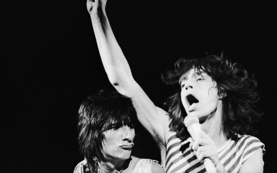 Ein Jahr später ging Wood erstmals mit Mick Jagger (rechts) und Co. auf Tour. (Bild: John Minihan/Evening Standard/Hulton Archive/Getty Images))