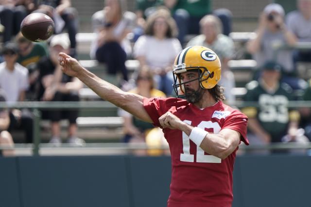 NFL Fans React To Aaron Rodgers And The Packers Rocking 1950's Throwback  Uniforms - BroBible