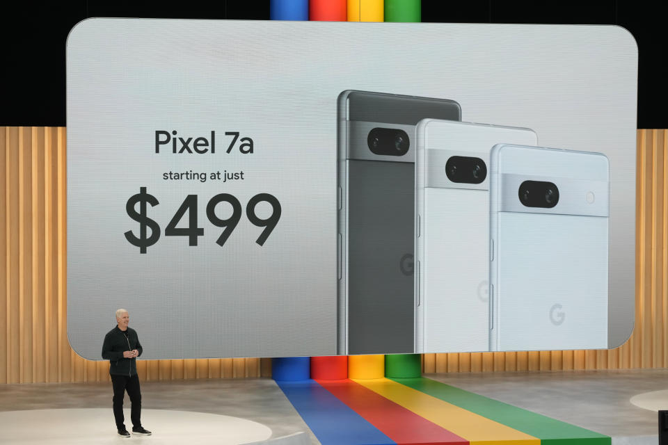 Rick Osterloh spricht über das Google Pixel 7a auf der Entwicklerkonferenz Google I/O. 