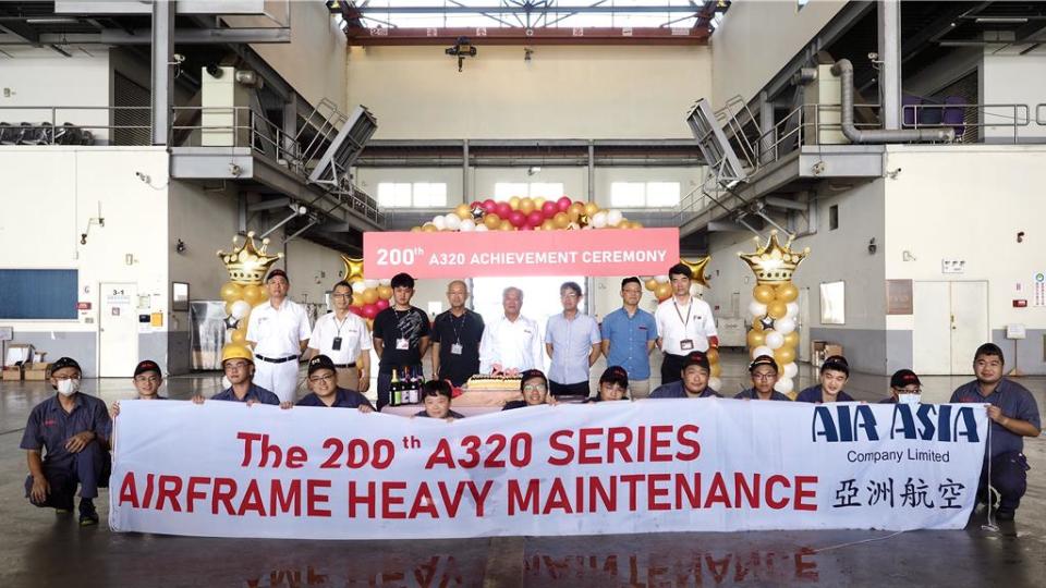 亞洲航空達成Airbus A320系列200架次維修里程碑，亞航董事長盧天麟（第二排左五）與員工們歡慶合影。圖／亞航提供