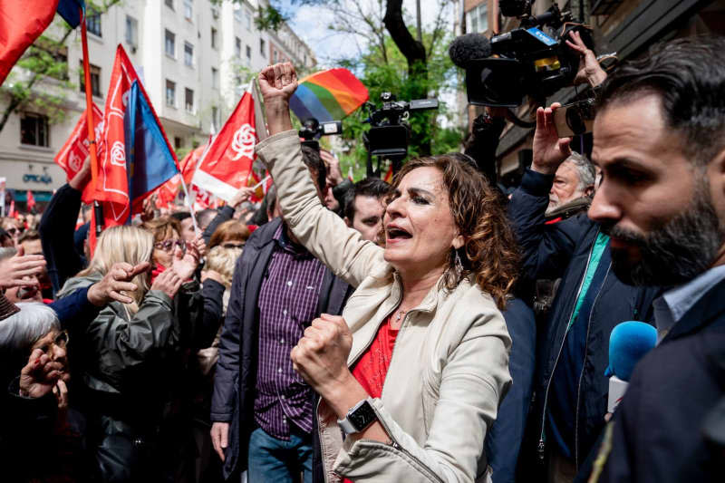 First Vice-President and Finance Minister Maria Jesus Montero (C) takes part in a rally in support of the Spanish Prime Minister Pedro Sanchez, in front of the headquarters of the Spanish Socialist Workers' Party (PSOE) in Ferraz street. A. Pérez Meca/EUROPA PRESS/dpa