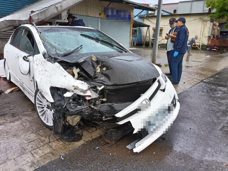 23歲林姓男子22日凌晨4時許，酒駕開車（圖）行經宜蘭縣五結鄉親河路2段時，撞上對向機車騎士63歲江姓女子後棄車逃逸，江女當場死亡，警方隨後在住處逮捕林男，酒測值每公升0.61毫克，詢後送辦。（中央社／讀者提供）