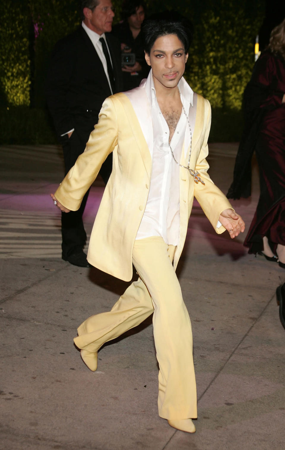 Prince arrives at the 2007 Vanity Fair Oscars party