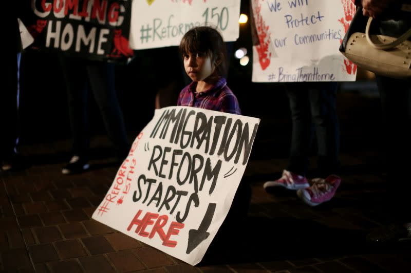Una joven manifestante sostiene una pancarta durante un acto en defensa de los deportados y los llamados soñadores en Downtown, San Diego, California (Getty Images).