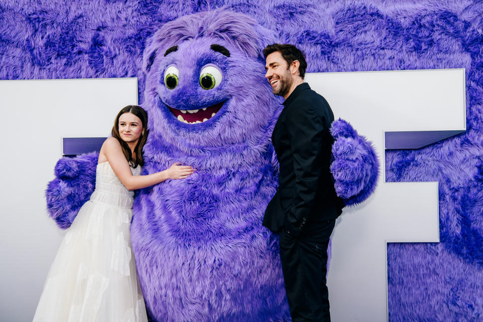 Cailey Fleming y John Krasinski en el estreno de 